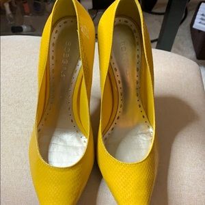 Yellow pumps